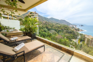 3 Bedroom Mountain Retreat with Pacific Ocean Views